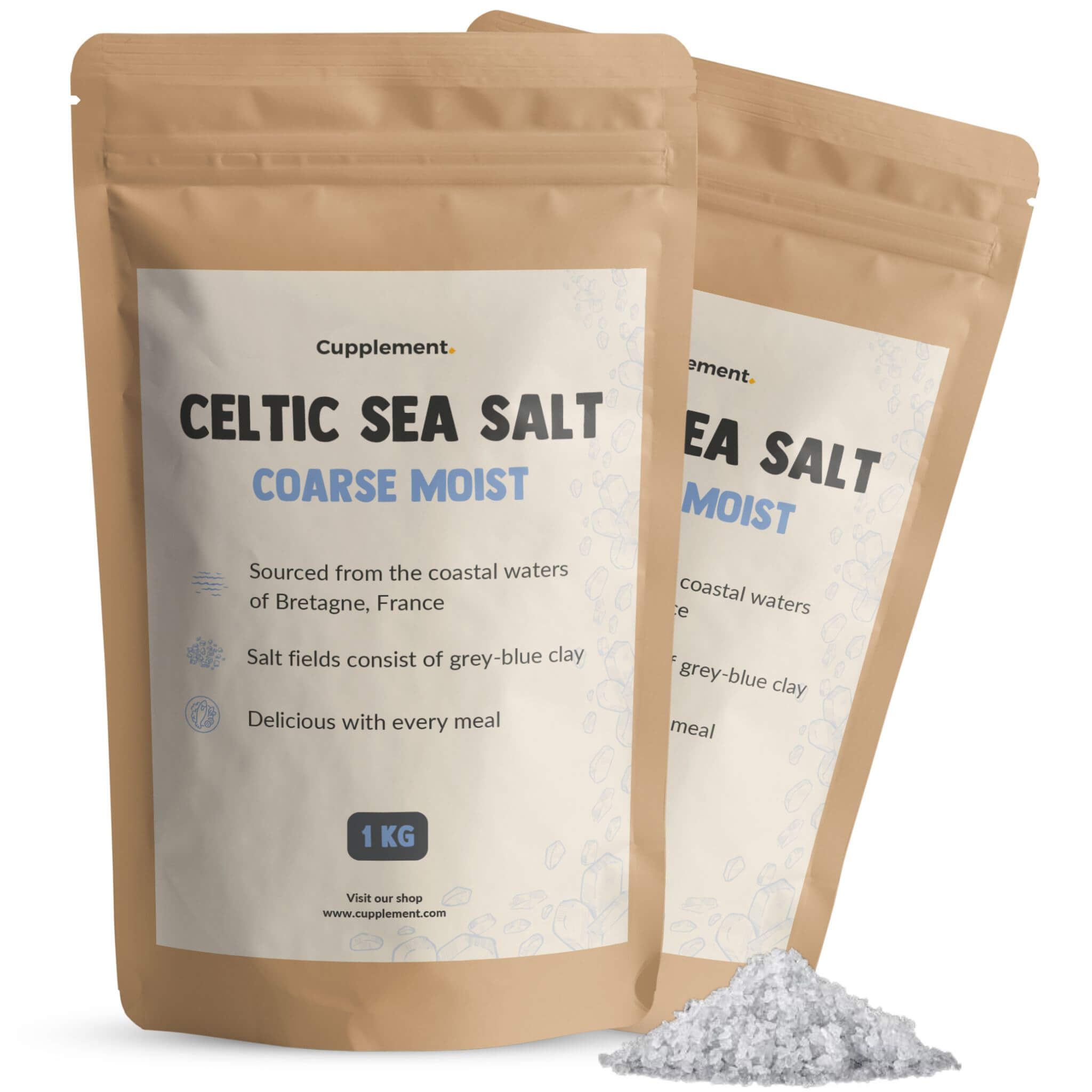 Twee zakjes grof, vochtig zeezout. Opschrift: Celtic Sea Salt, 1 kg. Herkomst: Bretagne, Frankrijk.