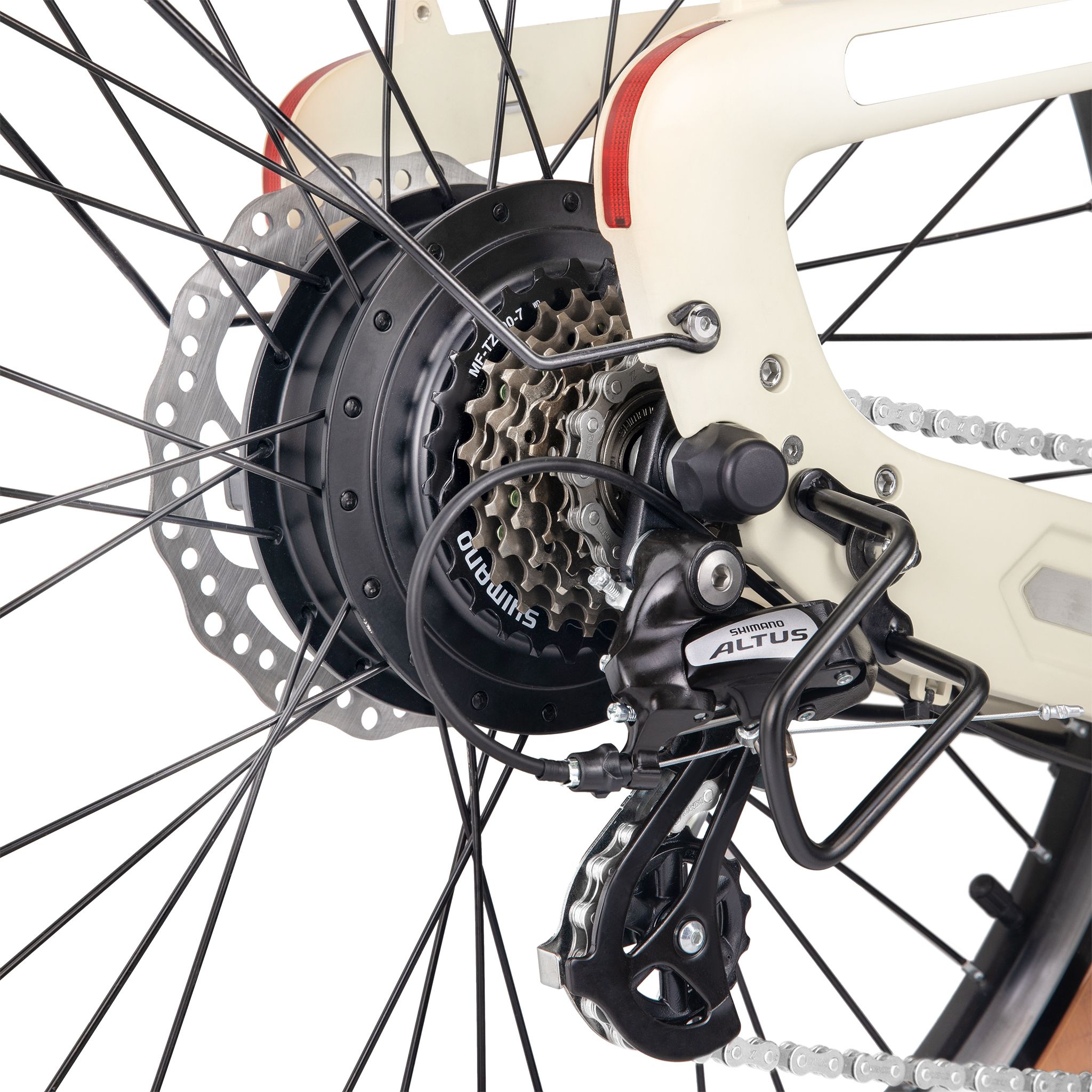 Achterwiel van een e-bike. Zwarte motor, tandwielen, remschijf en Shimano Altus derailleur.