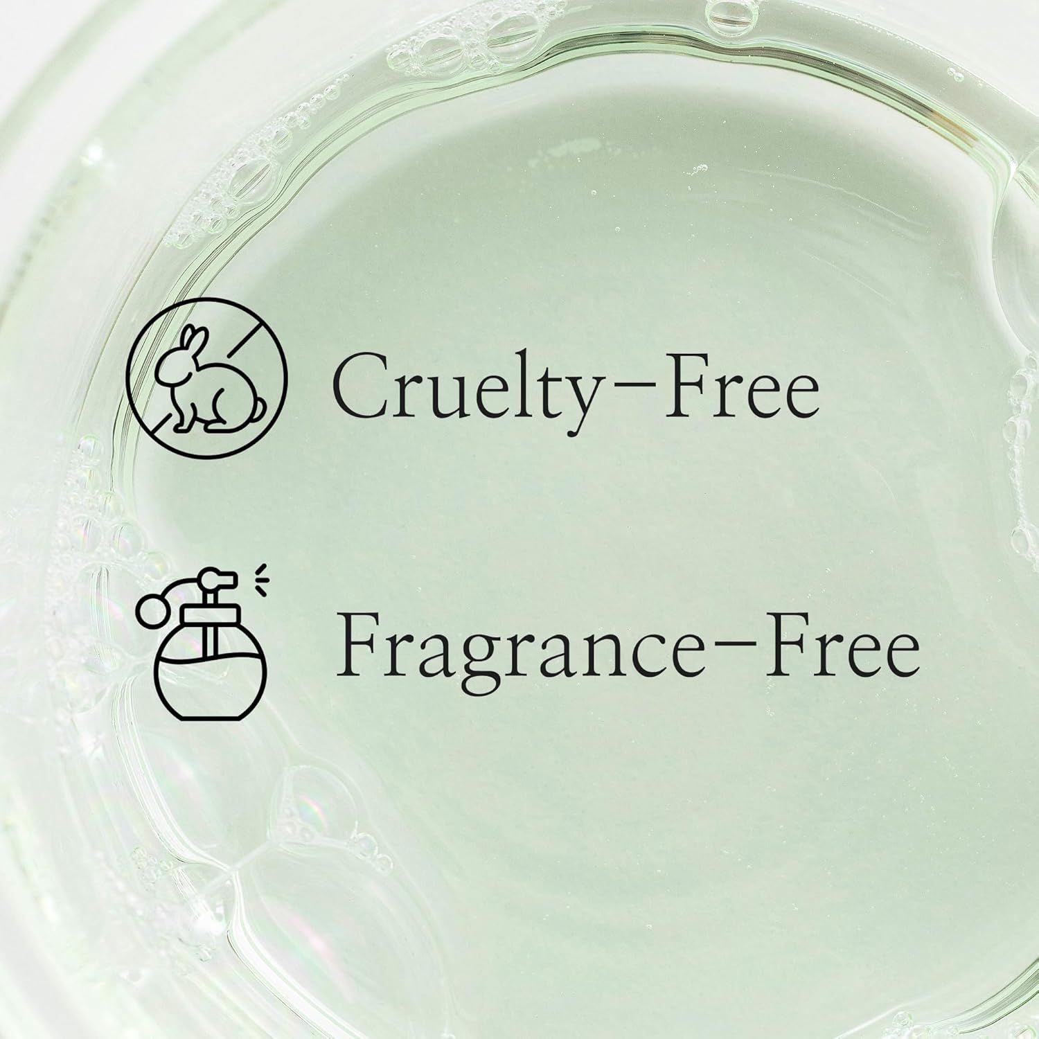 Close-up van bellen in vloeistof. Tekst: Cruelty-Free, Fragrance-Free. Symbolen: konijn, parfumflesje.