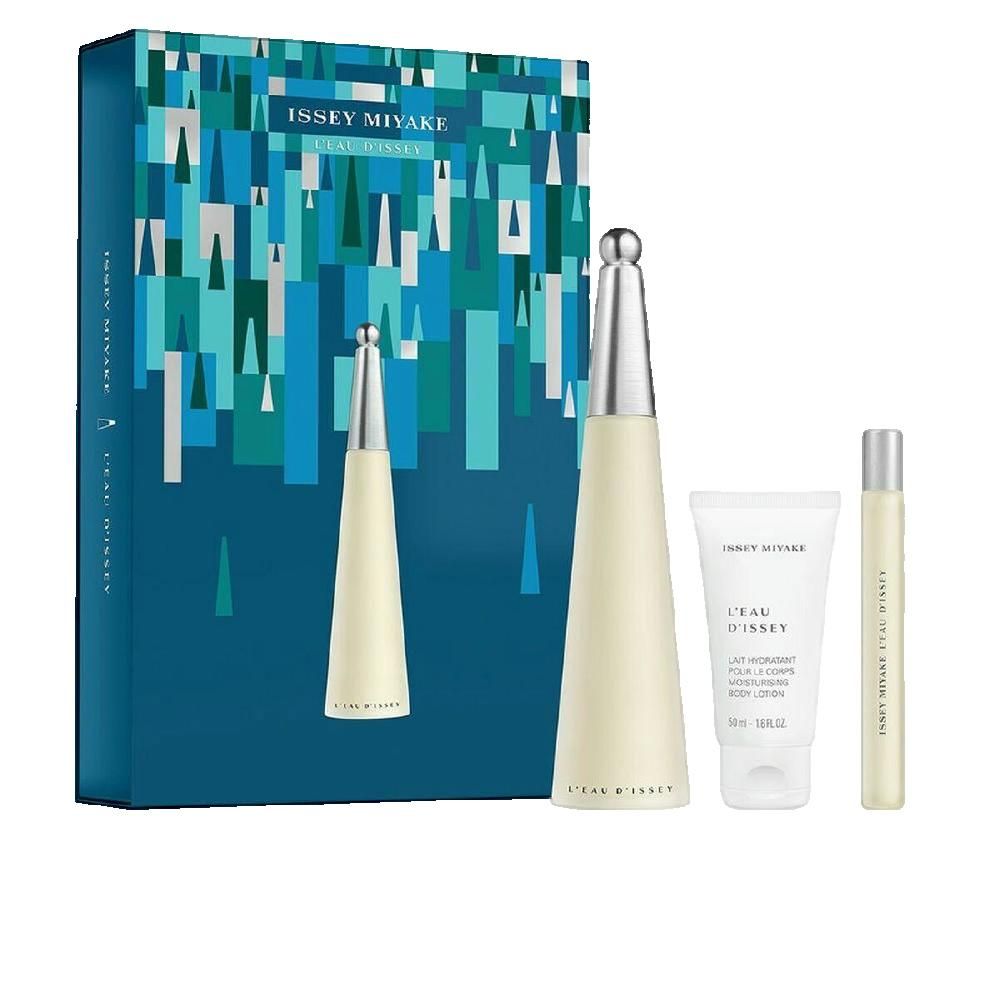 Coffret cadeau avec flacon, vaporisateur et crème. Flacon à bouchon argenté. Emballage à motifs bleus et texte.