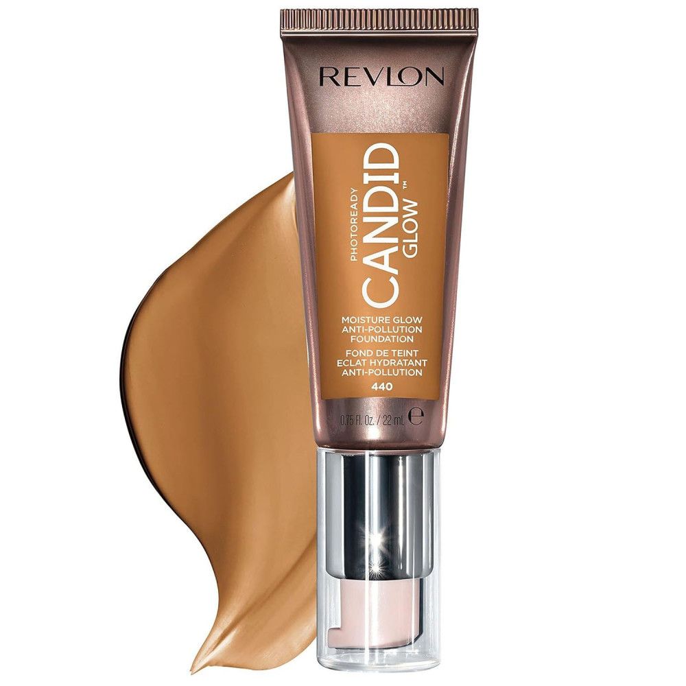 Foundation tube met product swatch. Opschrift: Revlon PhotoReady Candid Glow. Tint 440. Bruine vloeistof.
