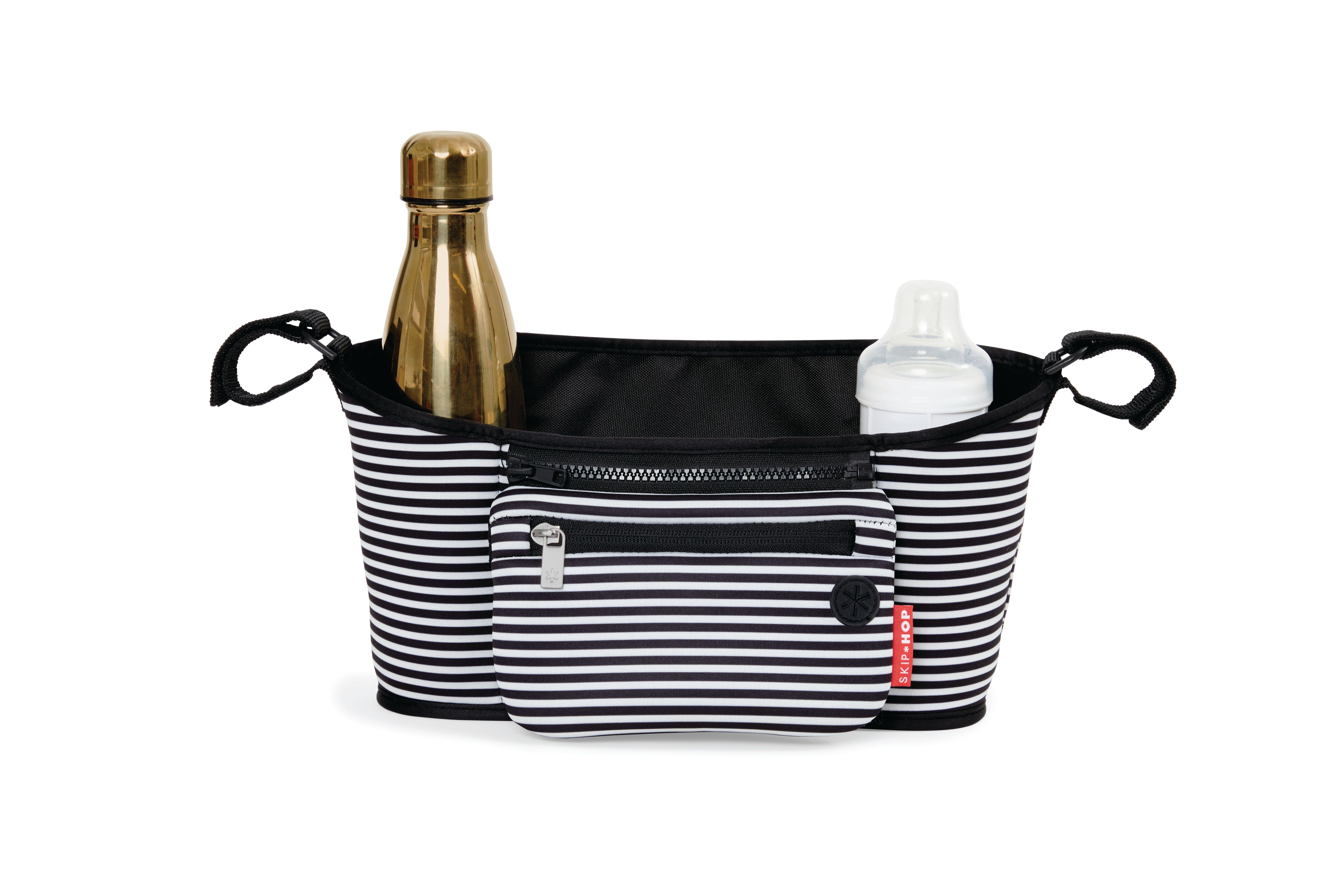 Wandelwagen organizer met zwart-witte strepen. Bevat een gouden fles en een babyfles.