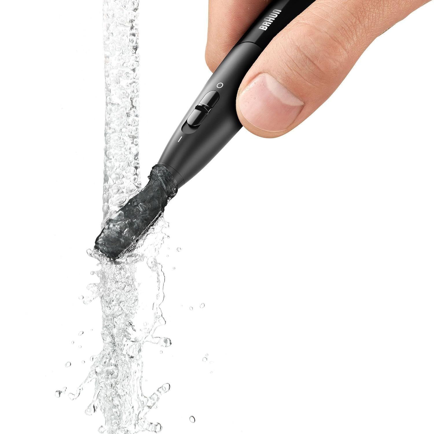 Nettoyage du Braun Precision Trimmer PT5010 sous l'eau courante.