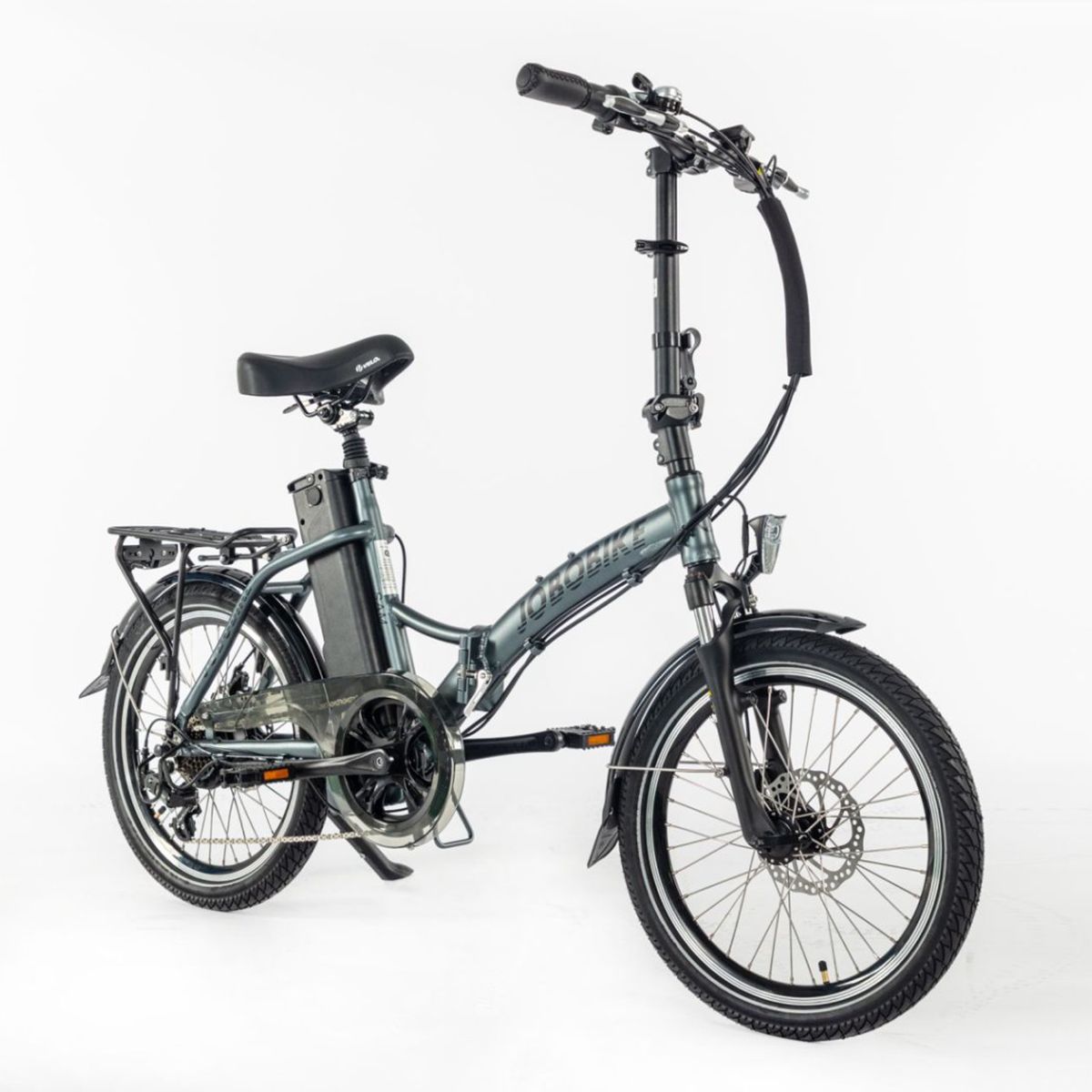 Vélo électrique gris JOBOBIKE SAM, vue de face. Selle noire, garde-boue, phare et batterie sur cadre.