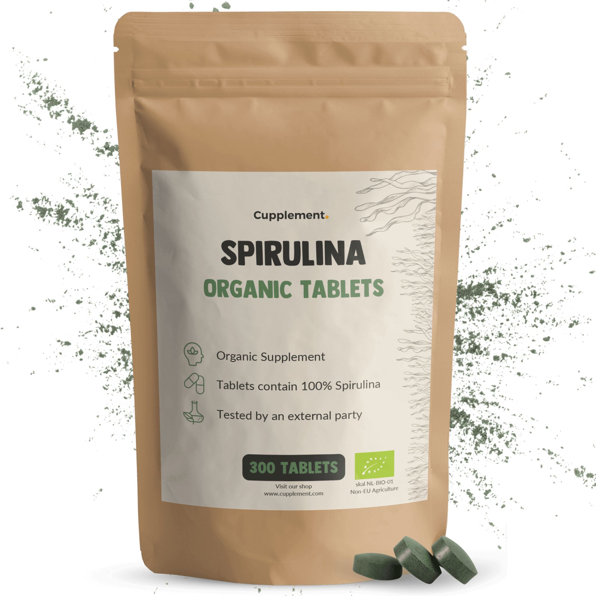 Bruine zak met spirulinatabletten. Tekst: Cupplement, Spirulina Organic Tablets, 300 tabletten. Drie groene tabletten.