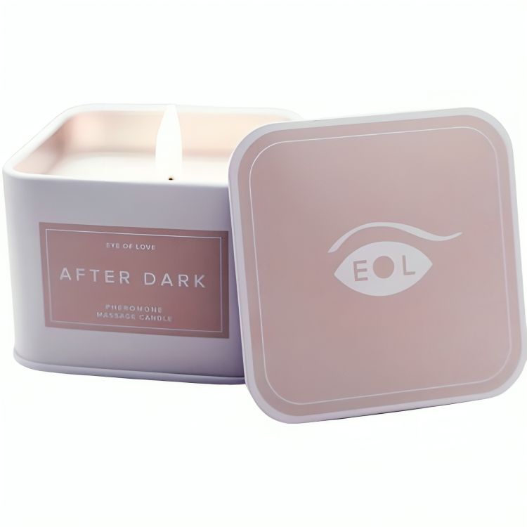 Witte massagekaars in blik met deksel, brandende lont, etiket met 'After Dark'.