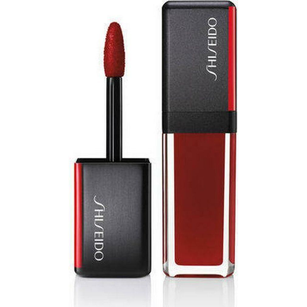 Rode lipgloss met zwarte dop. Applicator zichtbaar. Shiseido-logo op de verpakking.