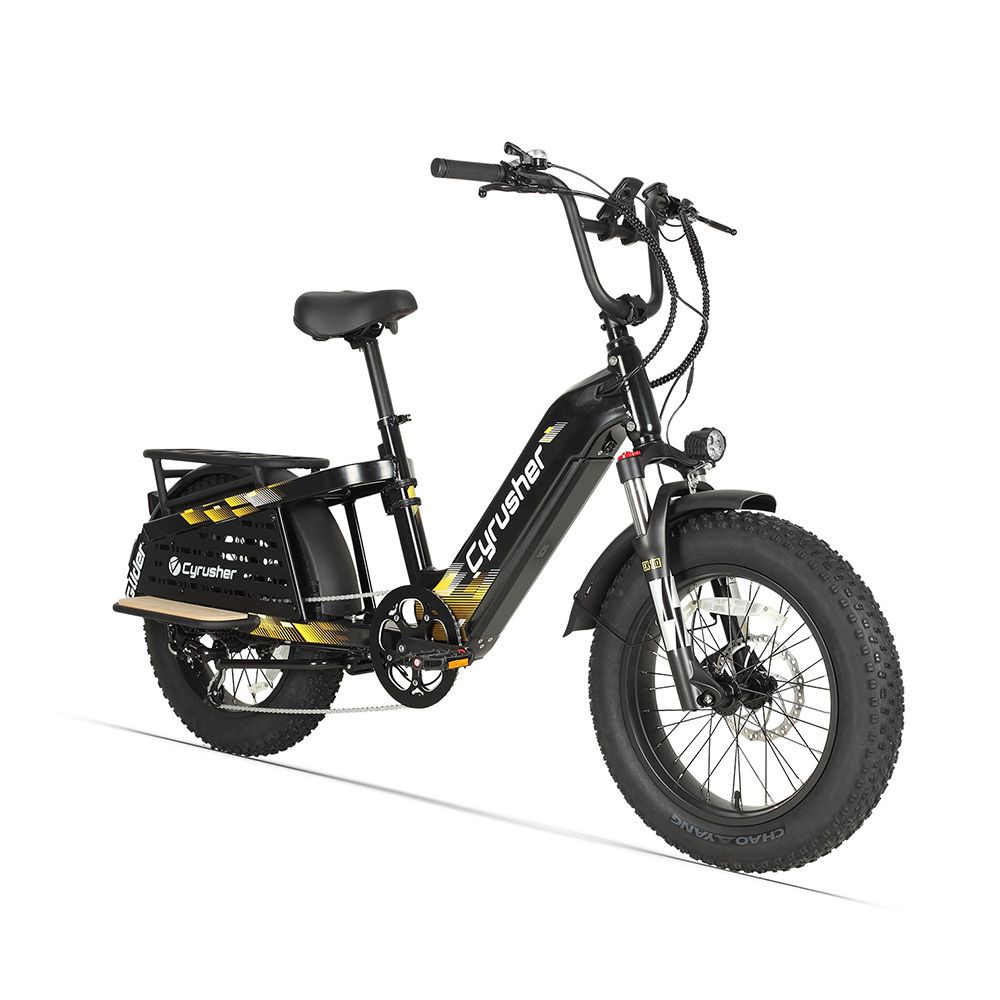 Zwarte elektrische cargofiets met gele accenten. Vooraanzicht, dikke banden, bagagedrager en "Cyrusher" tekst.