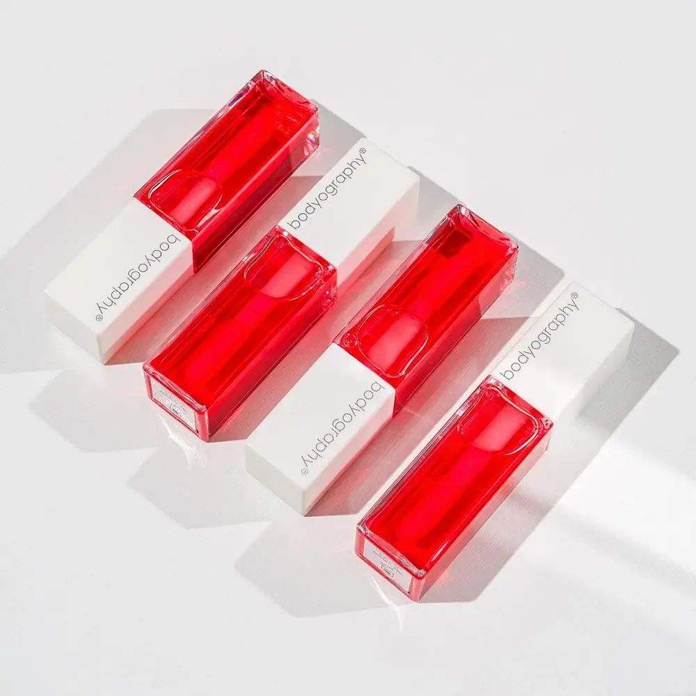 Vier lipglossflesjes. Bodyography staat op de dop.