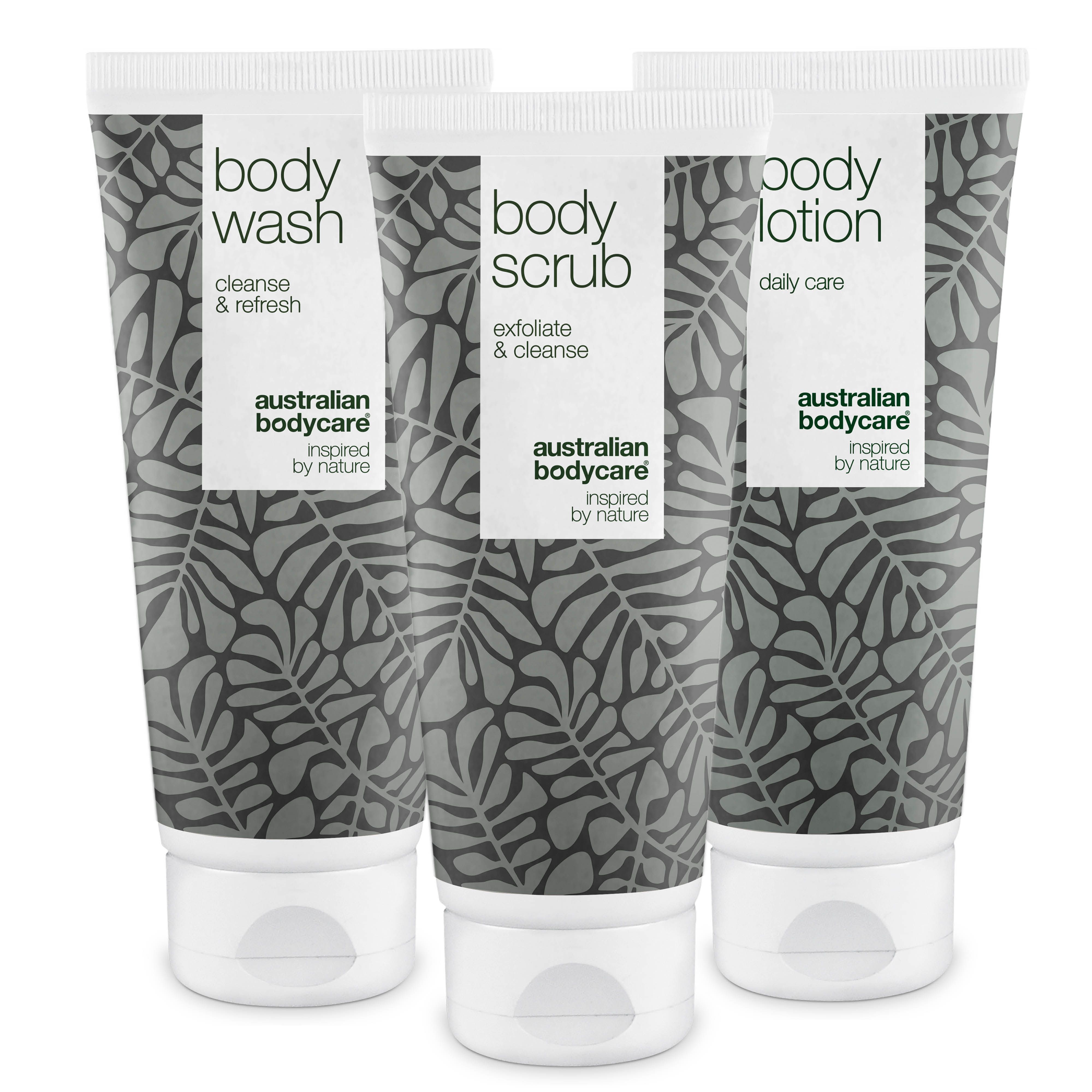 Trois tubes de produits pour le corps. Inscriptions : Body Wash, Body Scrub, Body Lotion. Motif de feuilles grises.