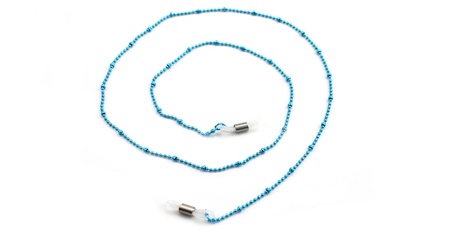 Turquoise brillenkoord met kogelontwerp en metalen uiteinden. Op witte achtergrond, opgerold.