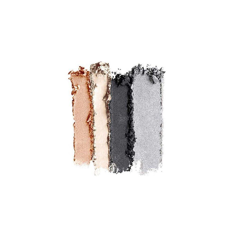 Vier kleurstalen van oogschaduw. Kleuren: beige, wit, donkergrijs en zilver. Poedertextuur. Merk niet zichtbaar.