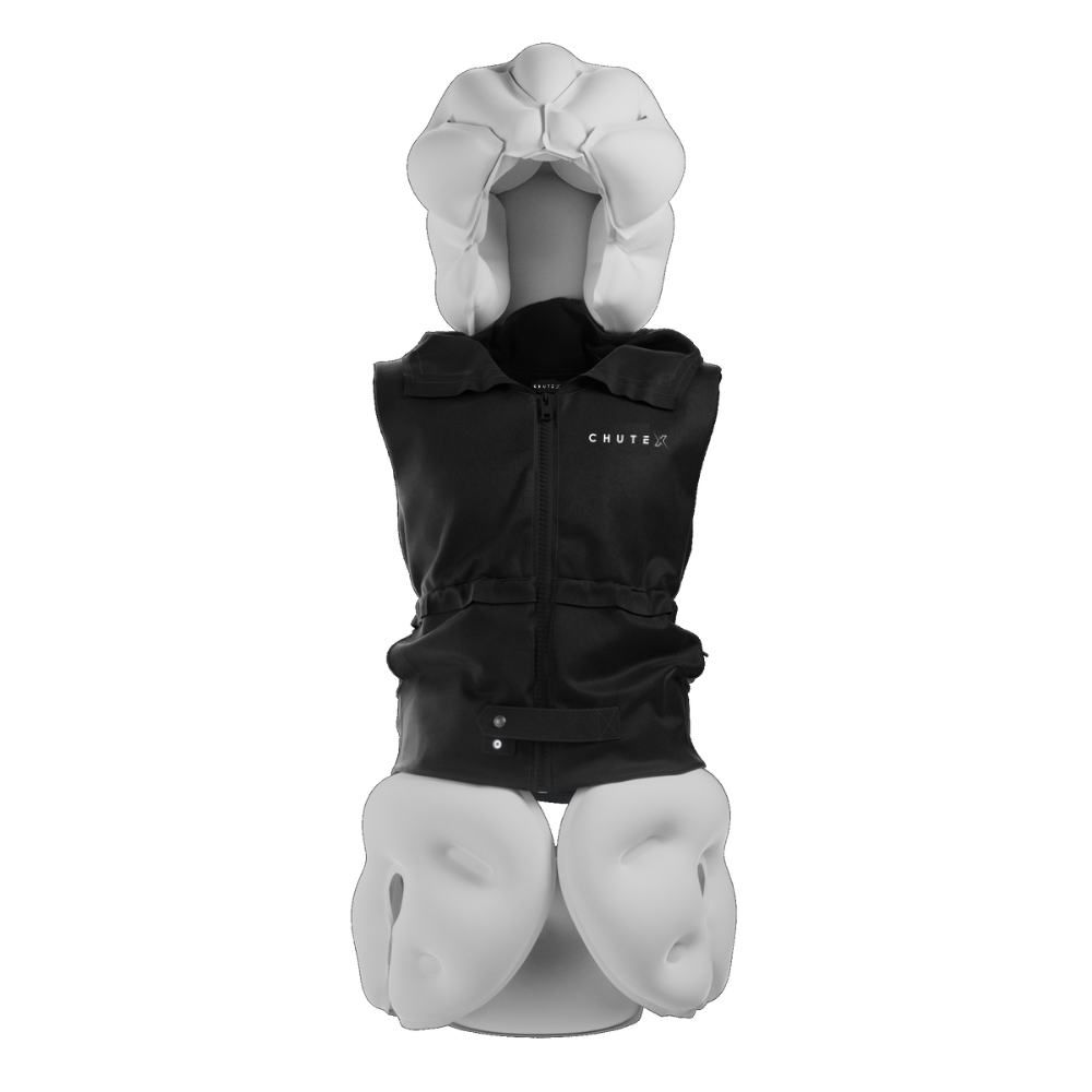 Gilet noir avec texte "CHUTEX", relié à des éléments blancs en forme de coussin. Le gilet est placé sur un fond blanc.