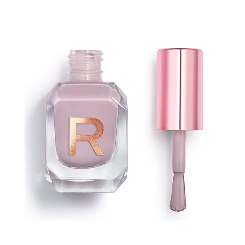 Een flesje lichtgrijs nagellak met een roze dop en een applicator ernaast.