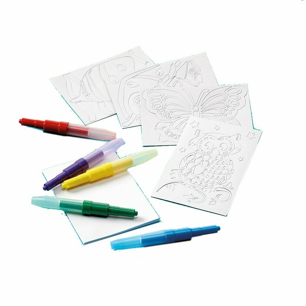 Verschillende sjablonen met motieven zoals een uil en een vlinder. Met spuitpennen in verschillende kleuren.