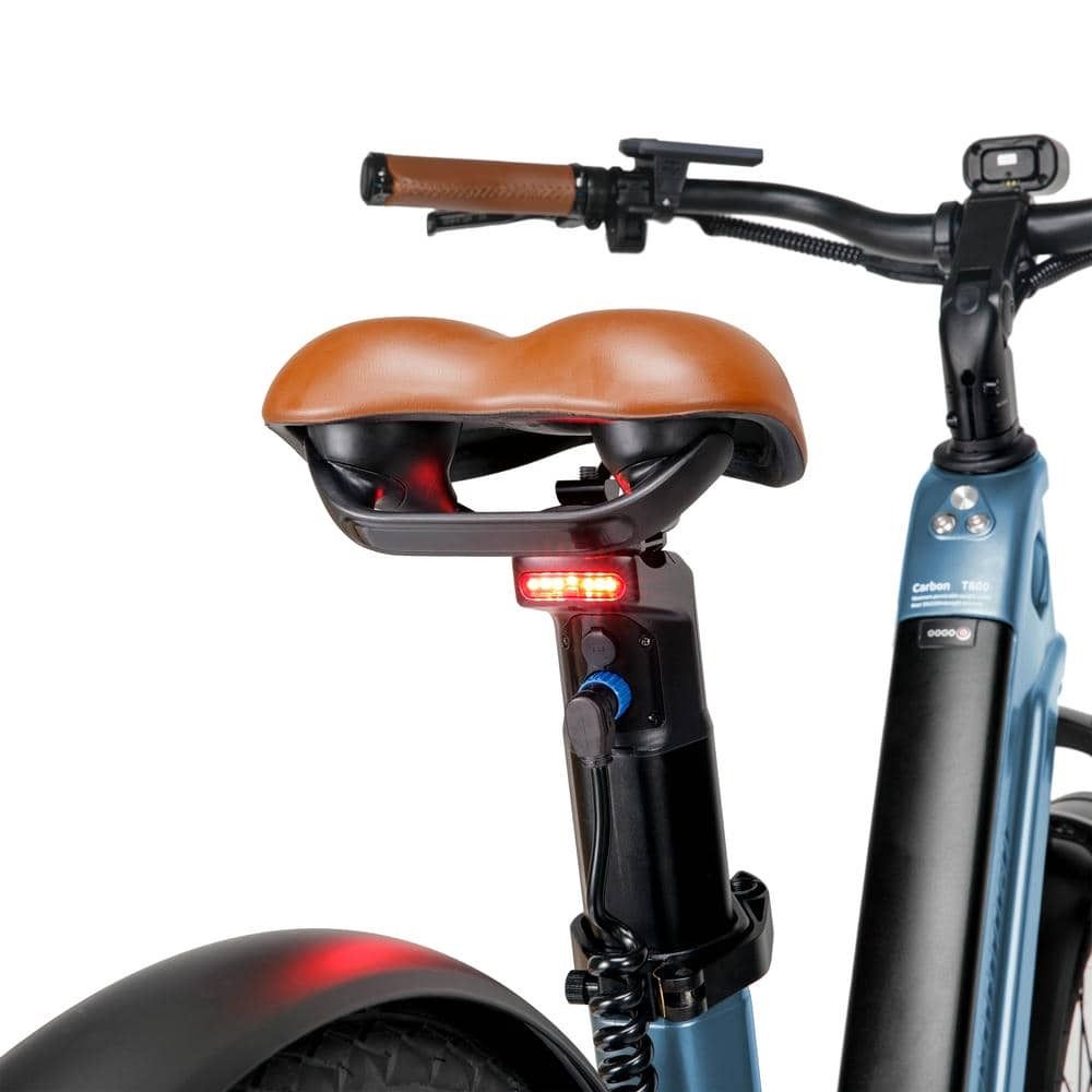 Selle de vélo électrique avec feu arrière. Selle marron, tige noire et cadre bleu.