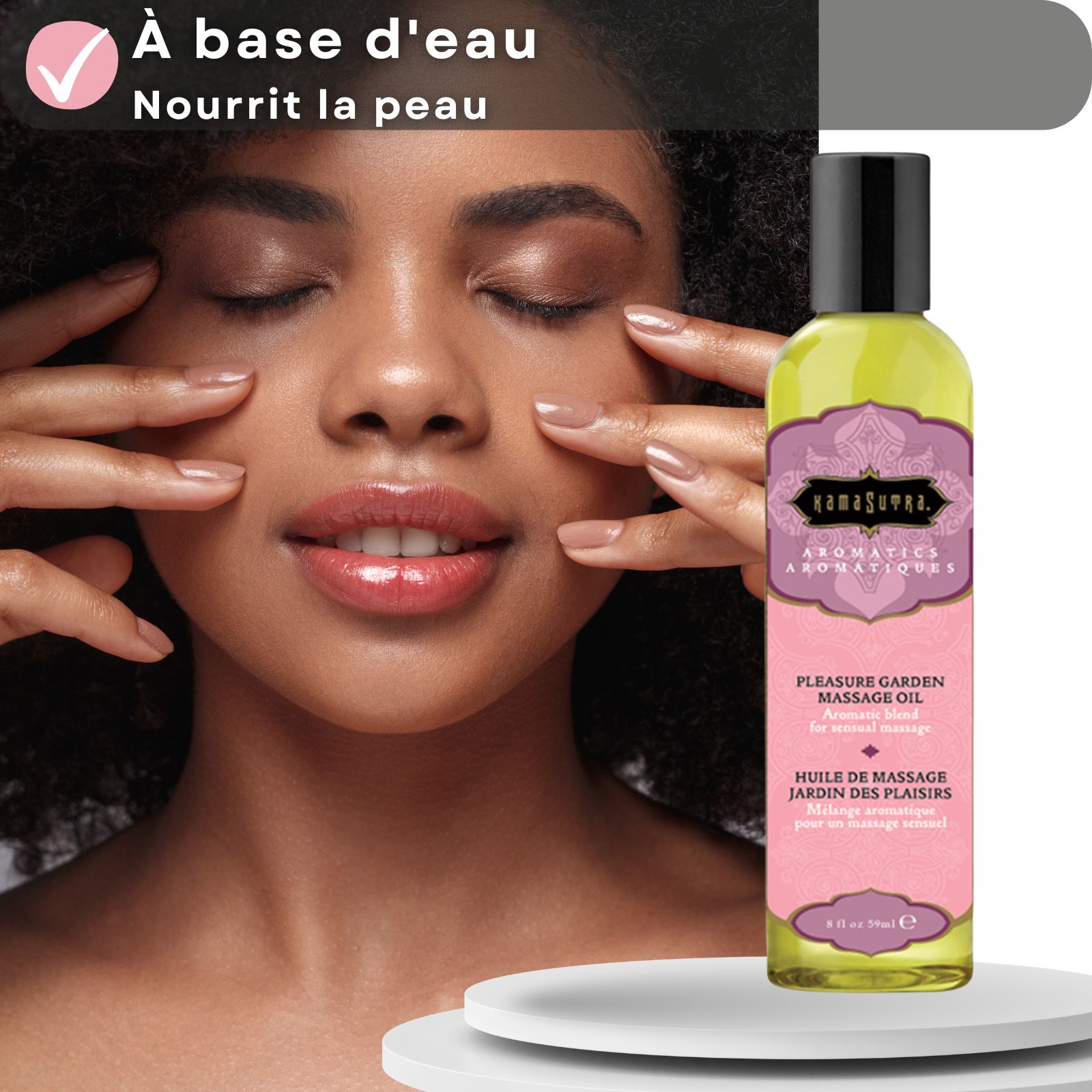 Femme aux yeux fermés, mains sur le visage. Huile de massage Kamasutra avec arôme Pleasure Garden en arrière-plan.