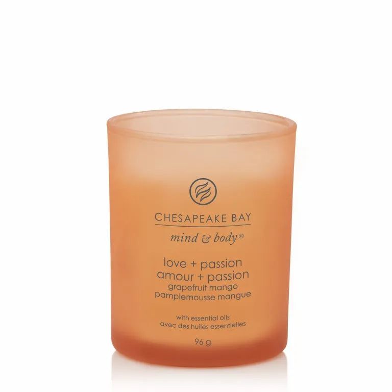 Bougie orange avec texte Chesapeake Bay mind & body, love + passion. 96 g. Avec huiles essentielles.