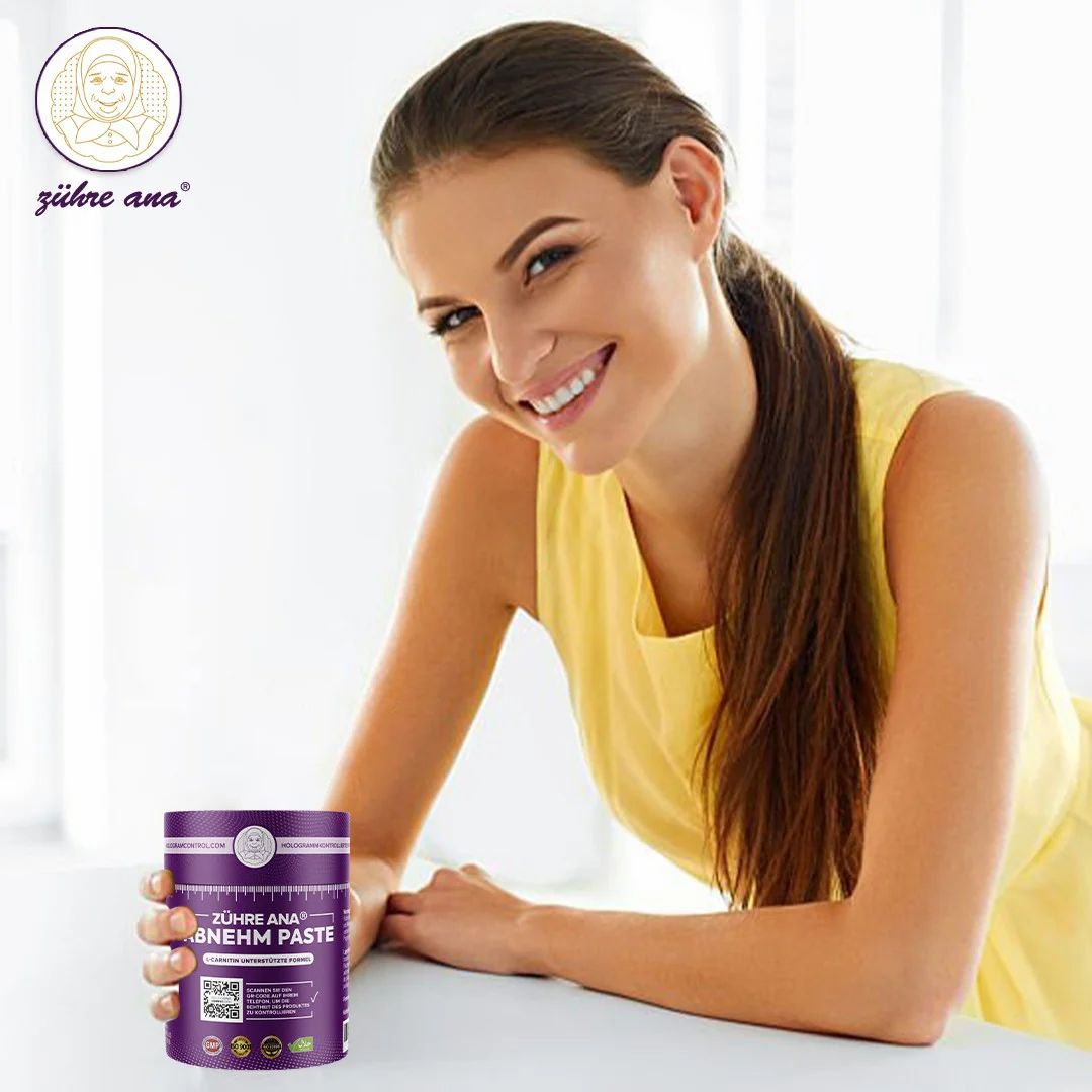 Vrouw houdt een doos Zühre Ana Abnehm Paste vast. De productnaam is duidelijk zichtbaar.