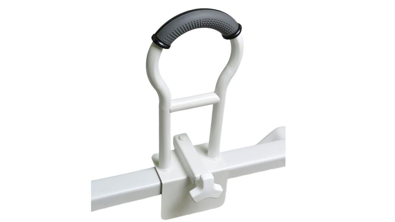 Barre d'appui blanche pour baignoire. Poignée grise et rainurée. Dispositif de serrage. Supports verticaux avec barre horizontale.