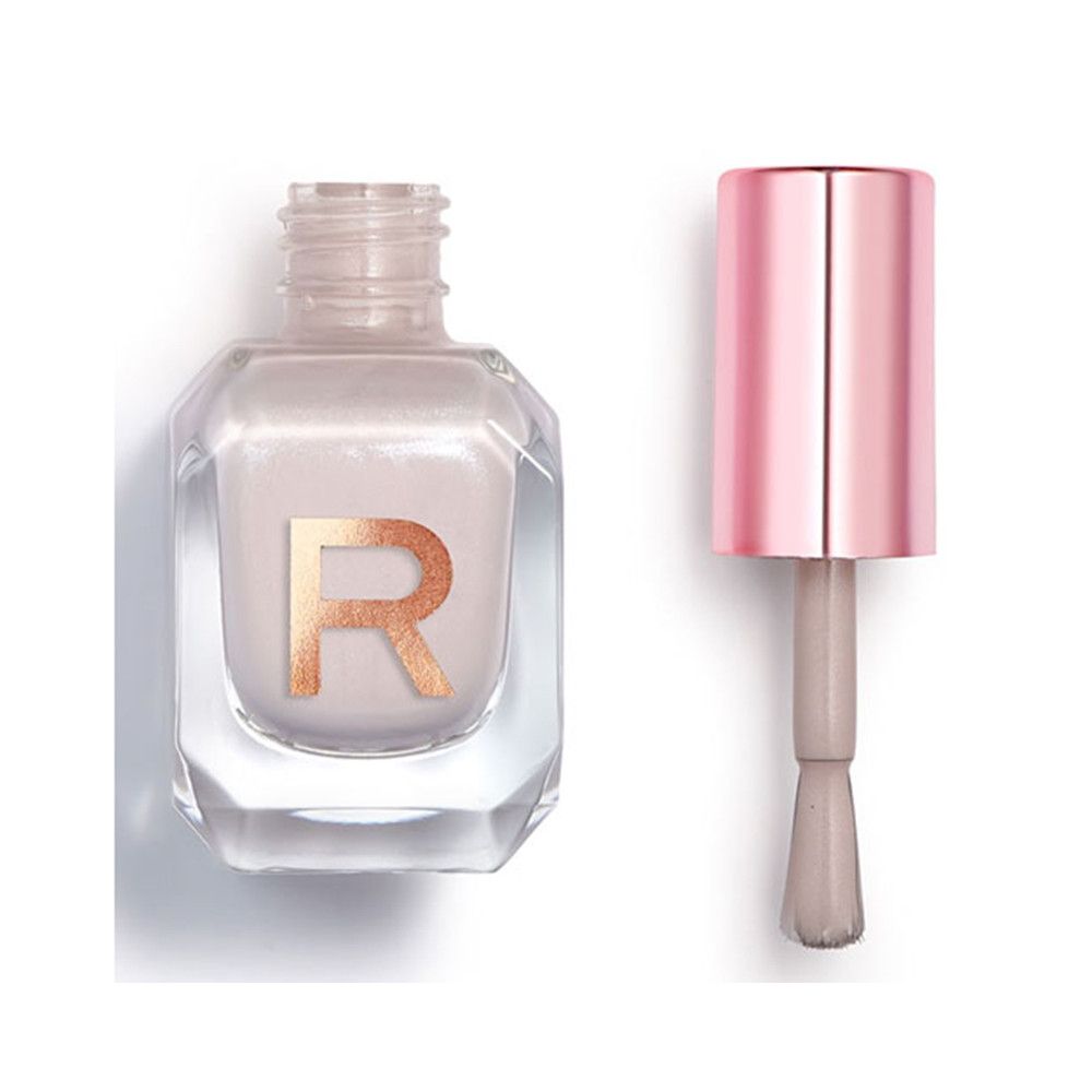 Glanzende nagellakfles met roze applicator en de letter R op het glas.