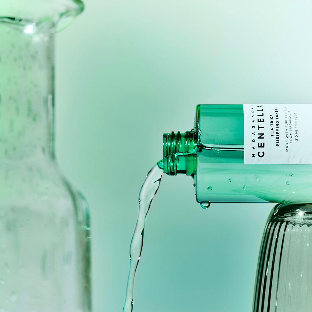 Le tonique coule de la bouteille dans un verre.