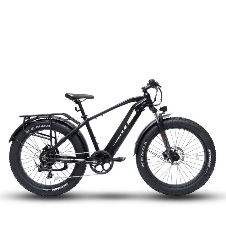 Zwarte elektrische mountainbike met brede banden, bagagedrager en spatborden. Kenda-banden. Zijaanzicht.