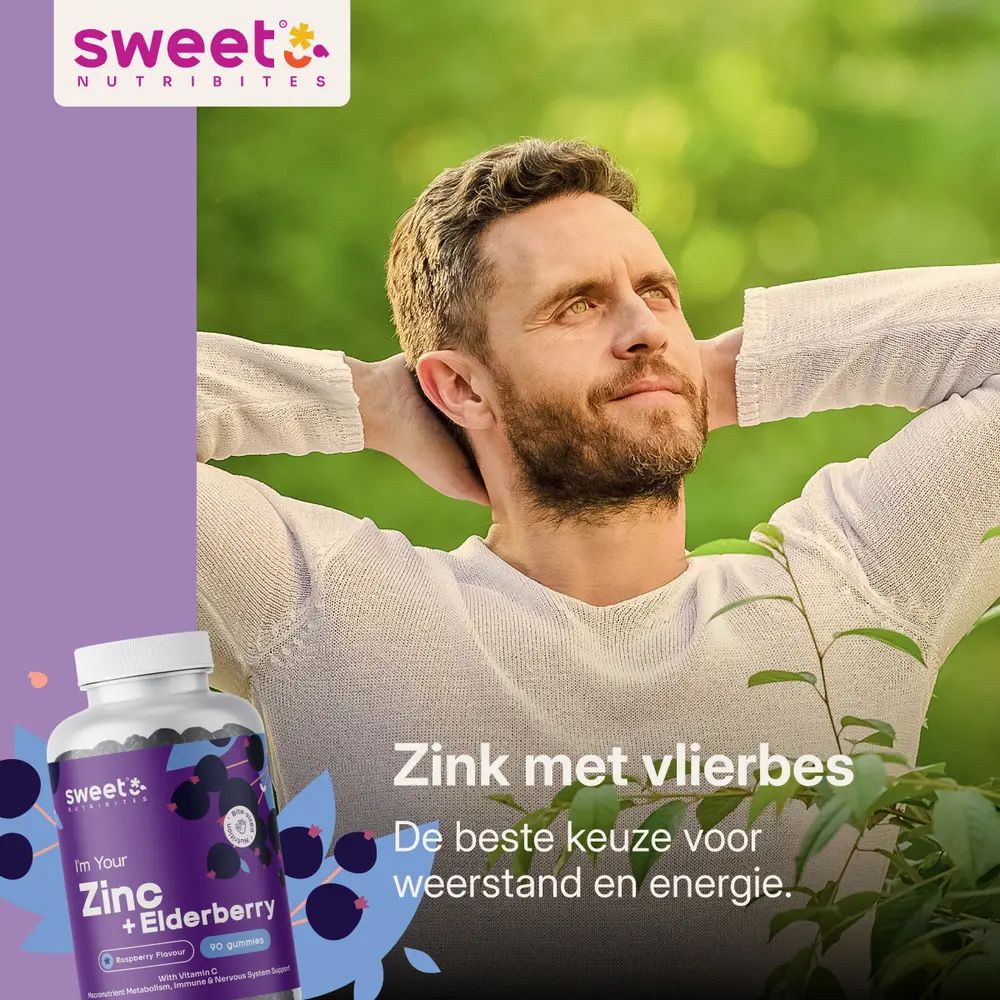 Man buiten, ontspannen. Fles Zinc + Elderberry. Tekst: Zink met vlierbes. Beste keuze voor energie.