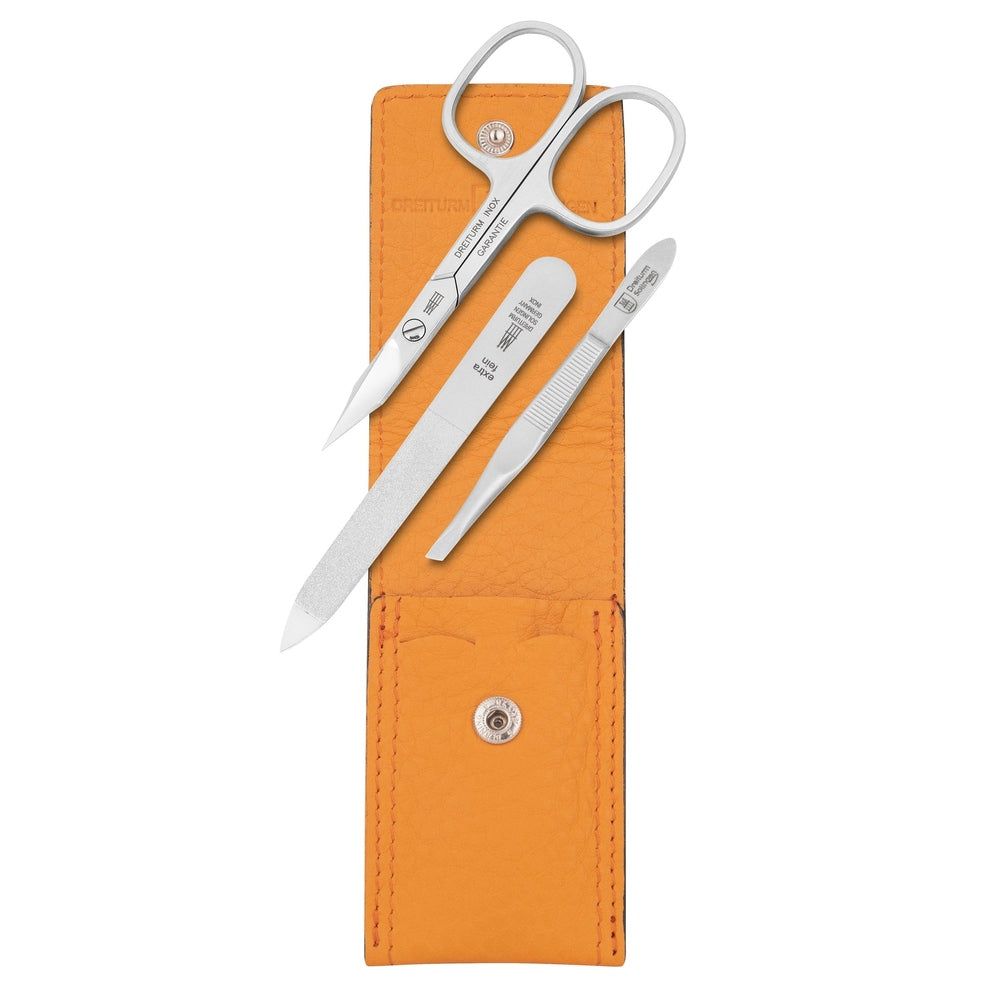 Manicureset met schaar, vijl en pincet in oranje leren etui. Gereedschap van metaal. Etui met drukknoopsluiting.