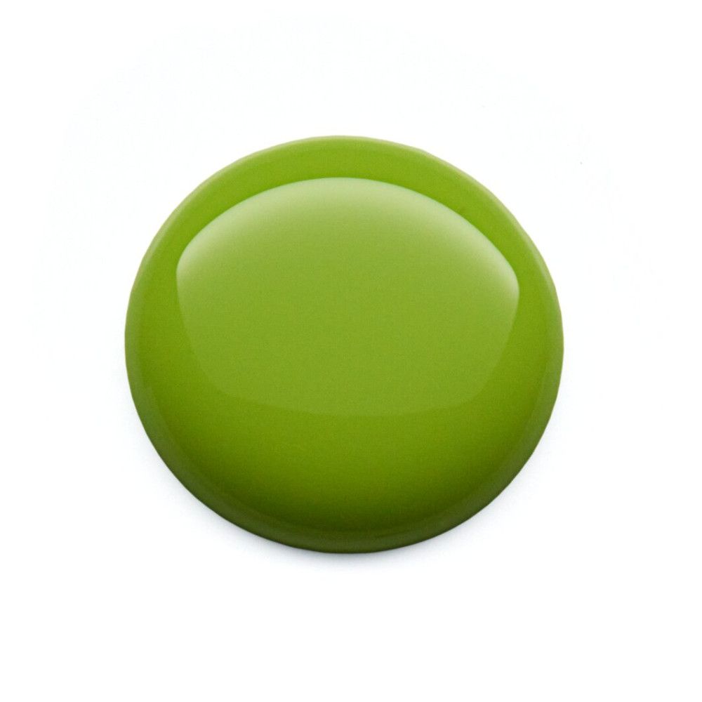 Goutte de vernis à ongles vert sur fond blanc. Forme ronde, surface brillante.