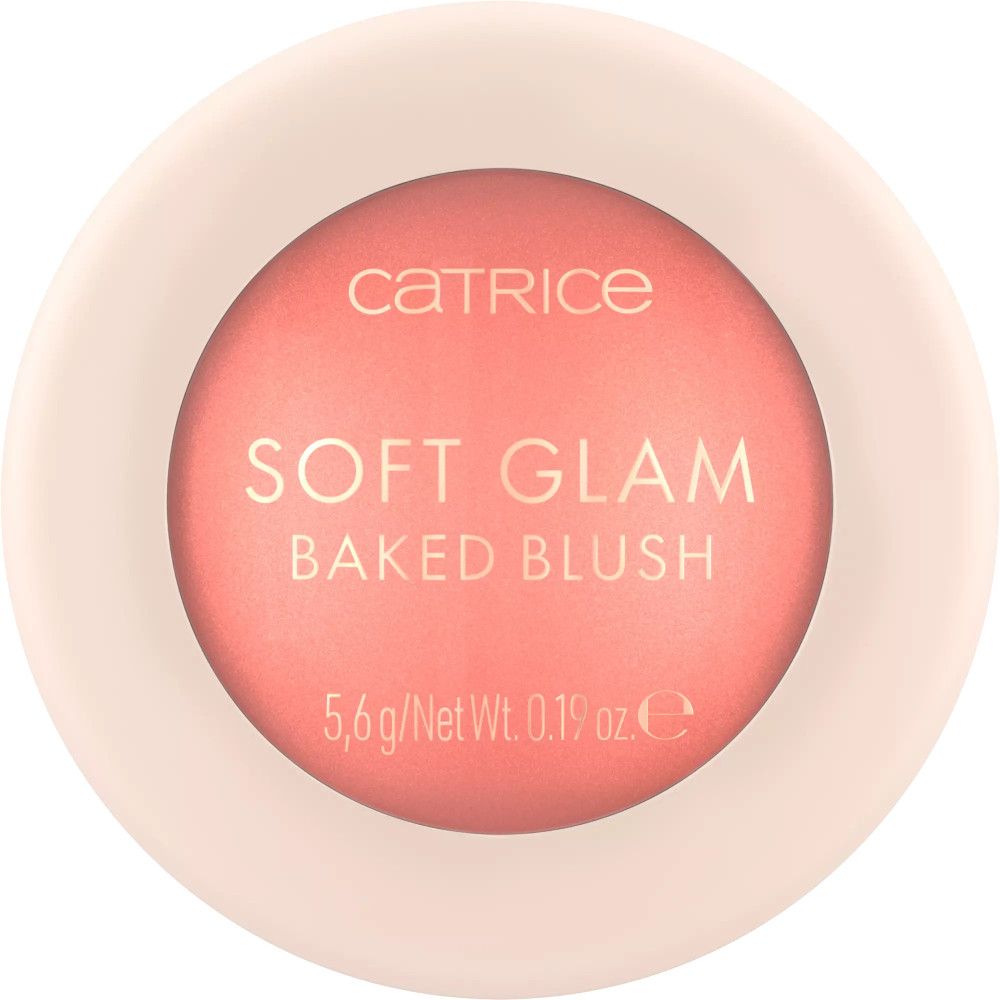 Fard à joues rond en poudre dans un boîtier rose clair. 'Catrice Soft Glam Baked Blush' est écrit sur le boîtier.