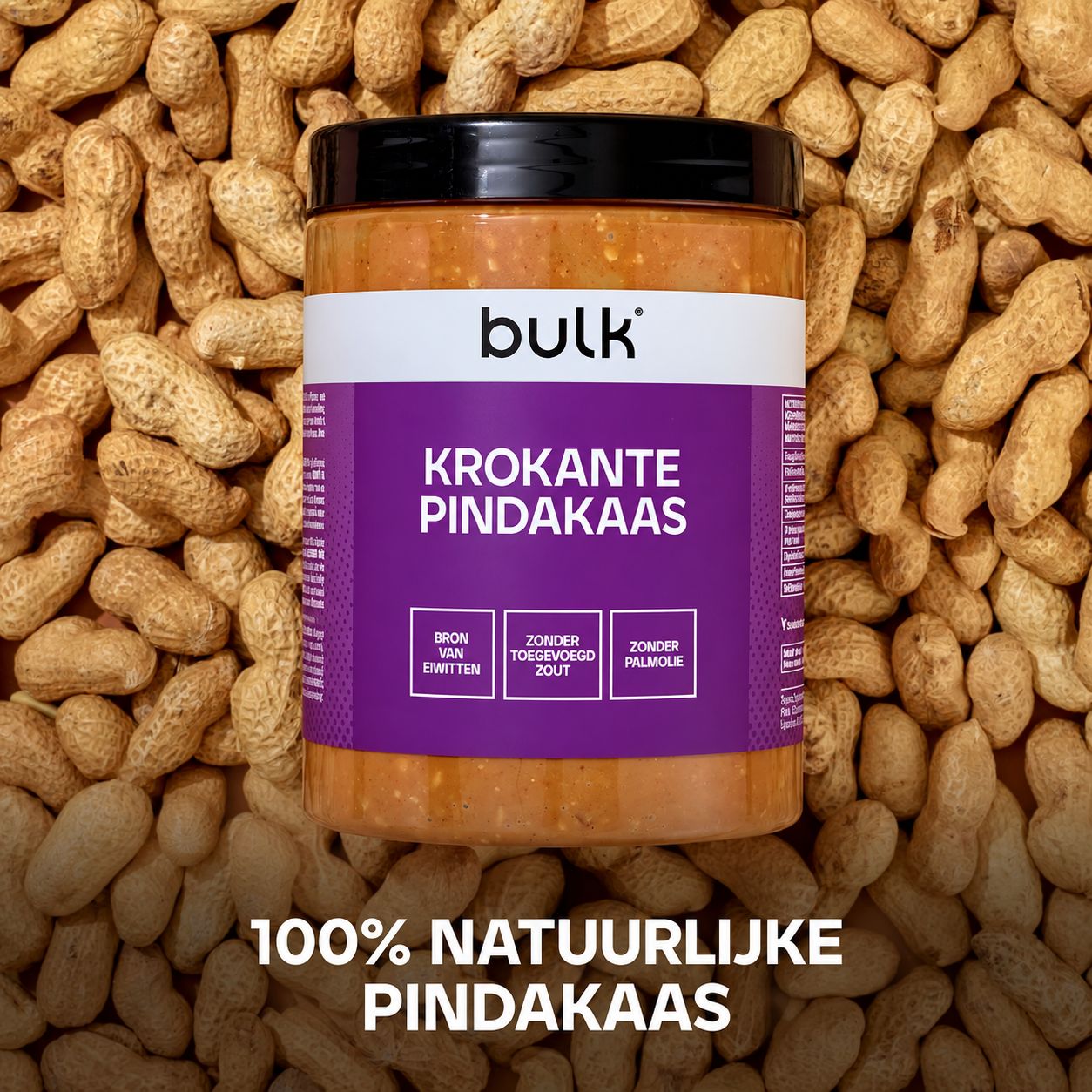 Bulk Krokanter Pindakaas omringd door hele pinda's.