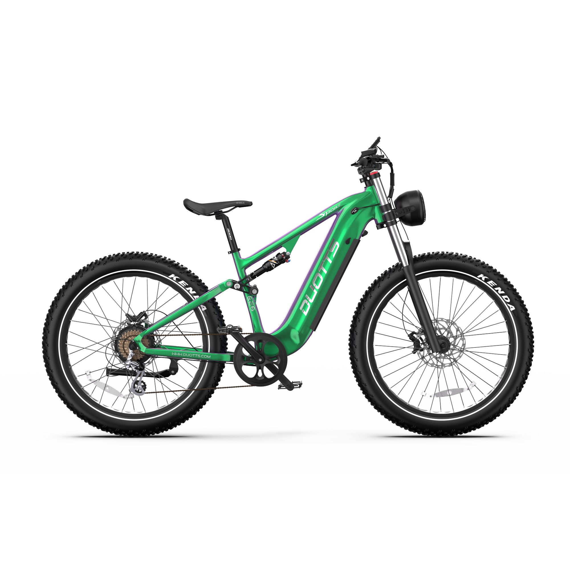 Vélo électrique vert. Pneus noirs KENDA. Logo DUOTTS sur le cadre. Phare et selle.