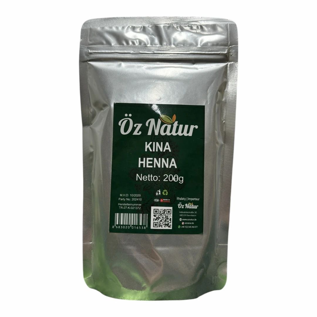 Zilverkleurige verpakking met opdruk: Öz Natur, Kina Henna, Netto: 200g. QR-code en contactgegevens.