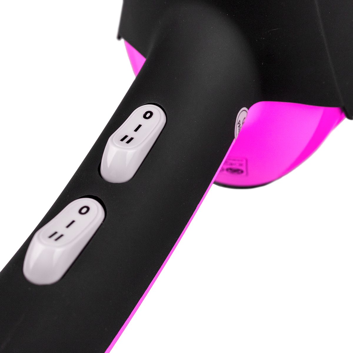 Close-up van de handgreep van een zwarte en roze haardroger. Twee witte schakelaars zijn zichtbaar.