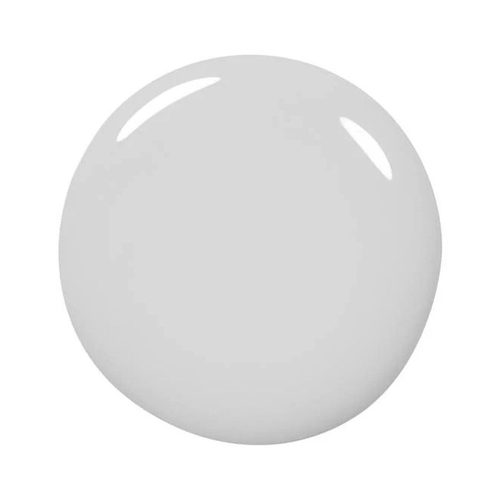 Tache de vernis à ongles ronde et brillante, gris clair. Deux reflets lumineux.