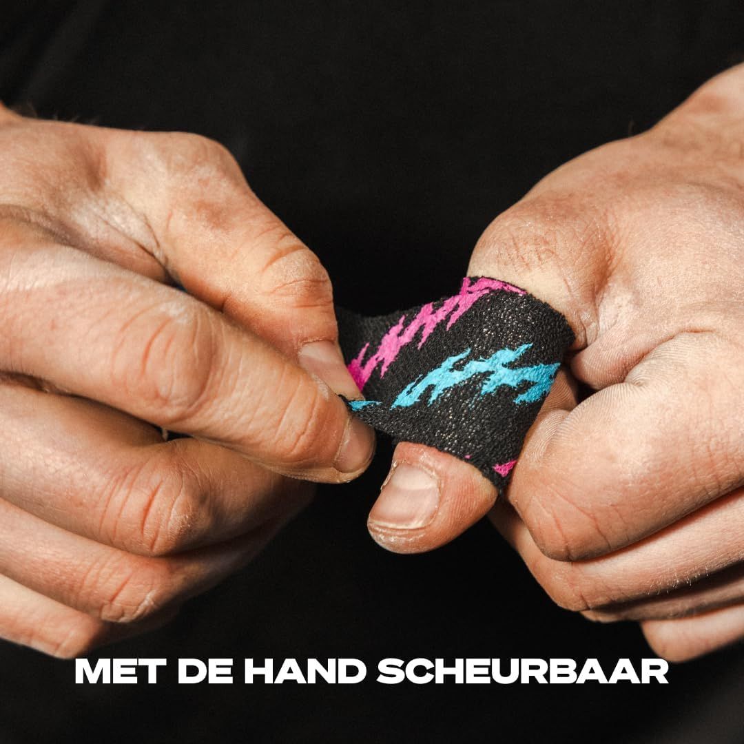 Zwarte kinesiologietape met roze en blauwe bliksemprints, om een vinger gewikkeld.