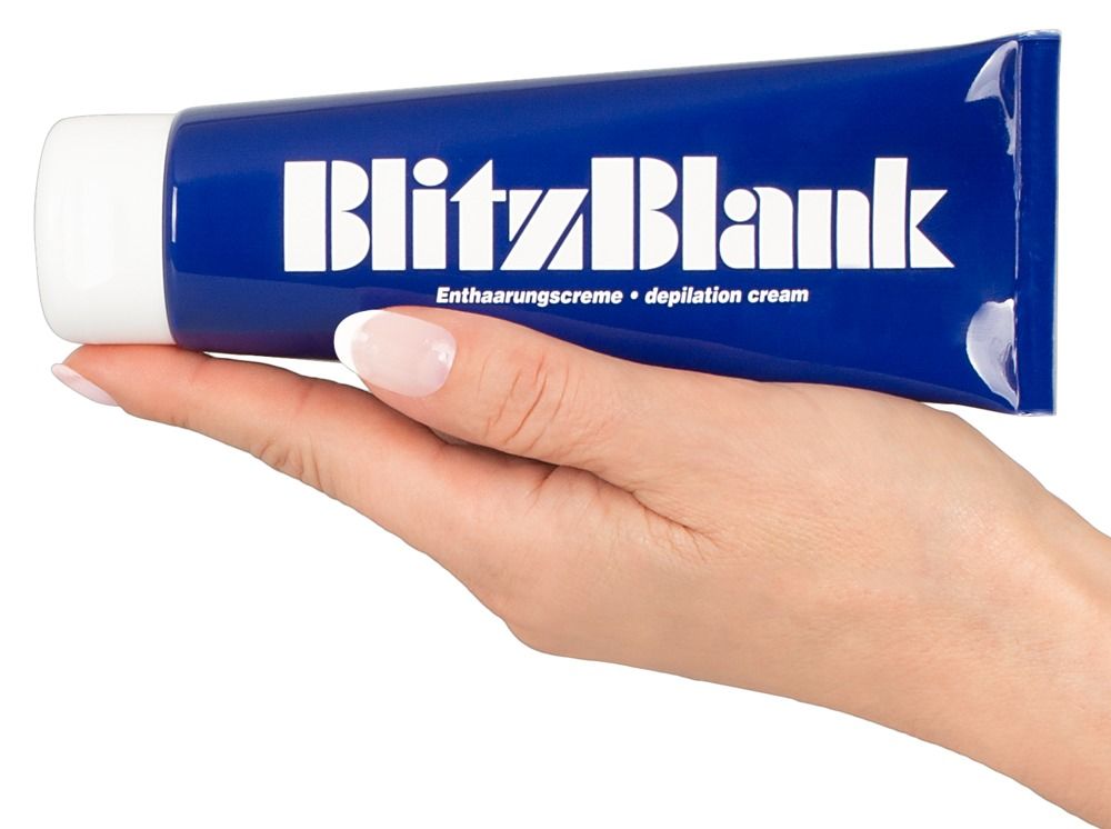 Hand die een blauwe tube BlitzBlank ontharingscrème vasthoudt, close-up.