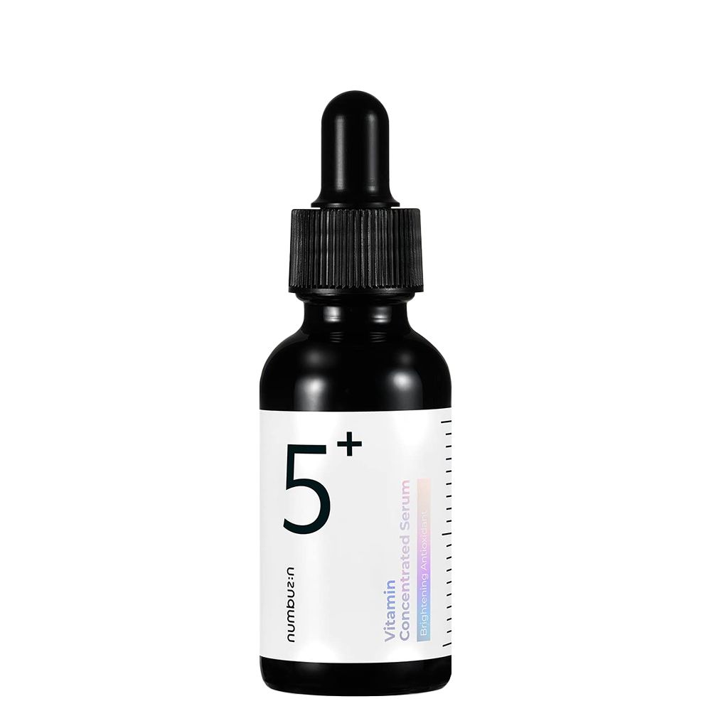 Flacon en verre foncé avec compte-gouttes, étiquette indiquant '5+' et 'Vitamin Concentrated Serum'.