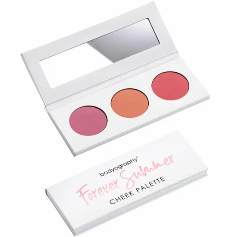 Blush palette met drie tinten en spiegel. Witte verpakking met opschrift "Forever Summer".