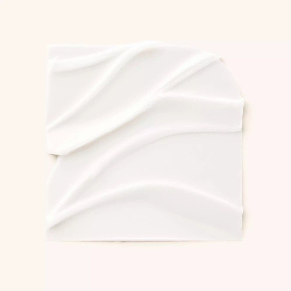 Wit product op witte achtergrond. Golvende textuur. Vierkante vorm.