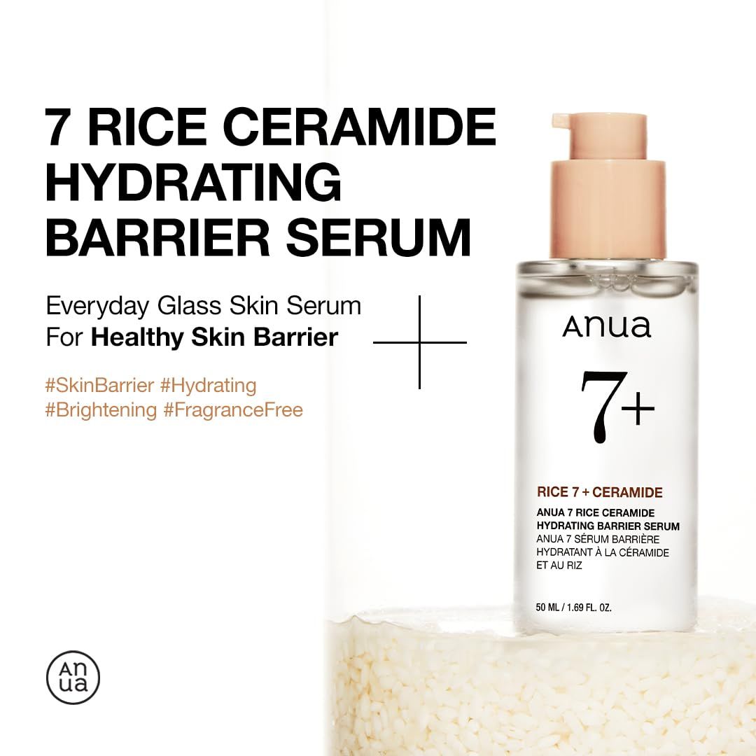 Anua 7 Rice Ceramide Hydrating Barrier Serum fles naast rijsttextuur en tekst.