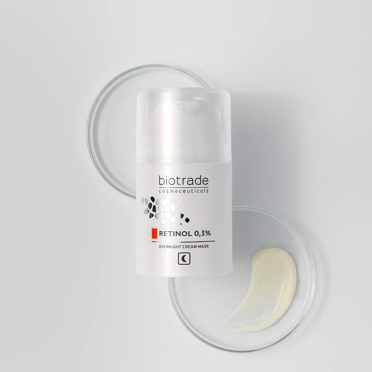 Flacon blanc Biotrade, Retinol 0,3% et masque de nuit. Sur plaques de verre avec crème.