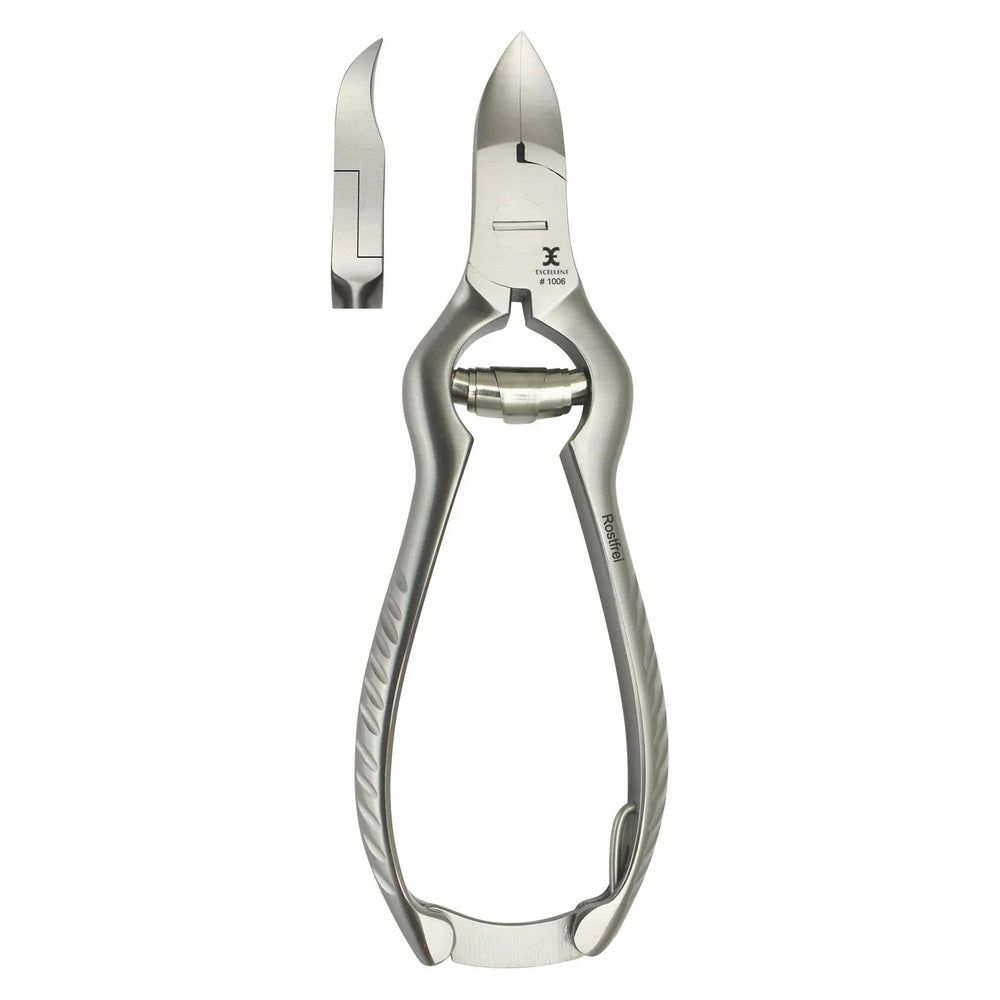 Roestvrijstalen nagelknipper met gebogen mes en aparte mesbeschermer. Ergonomische handgrepen.
