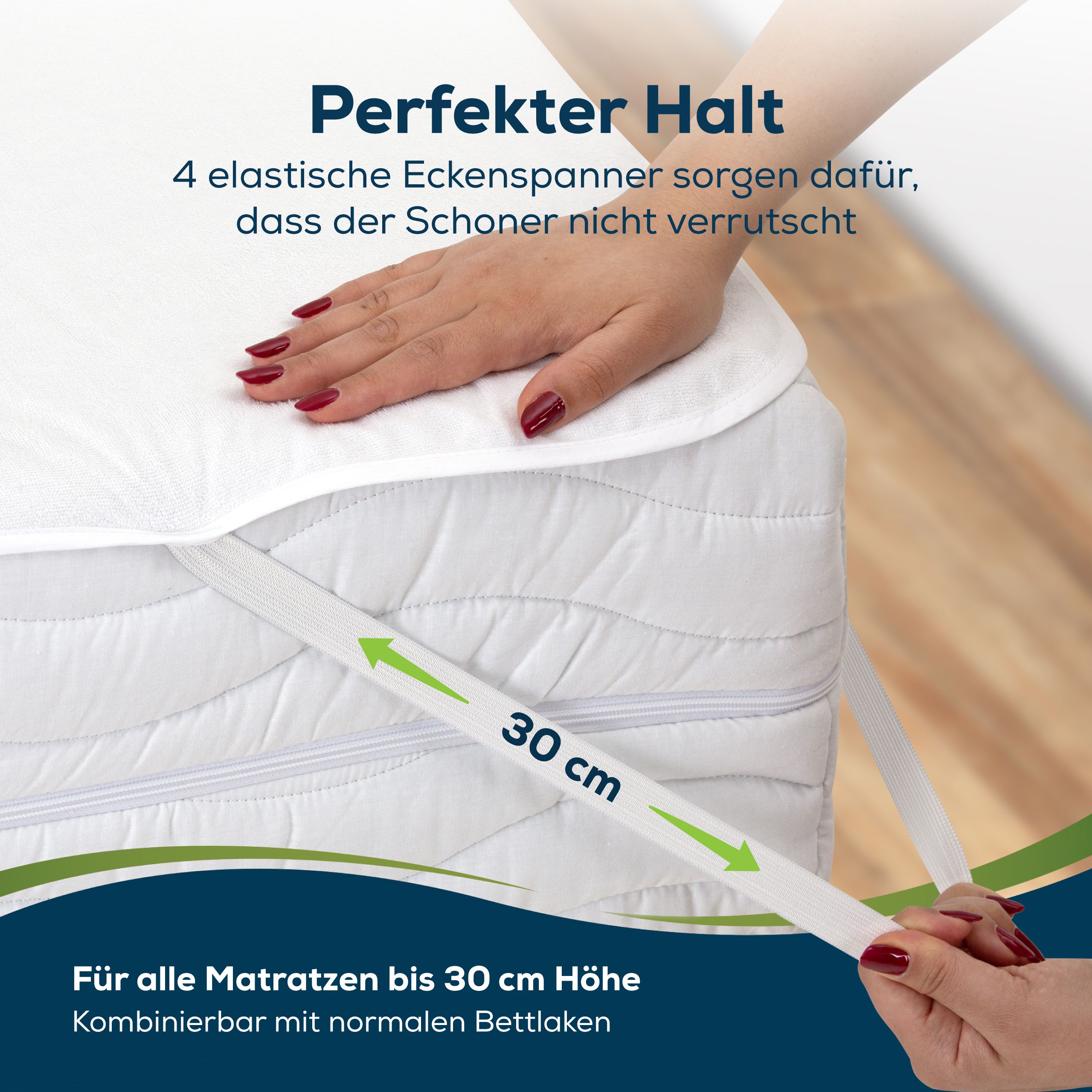 Mains fixant un protège-matelas blanc. 4 coins élastiques. Texte : Maintien parfait. 30 cm.