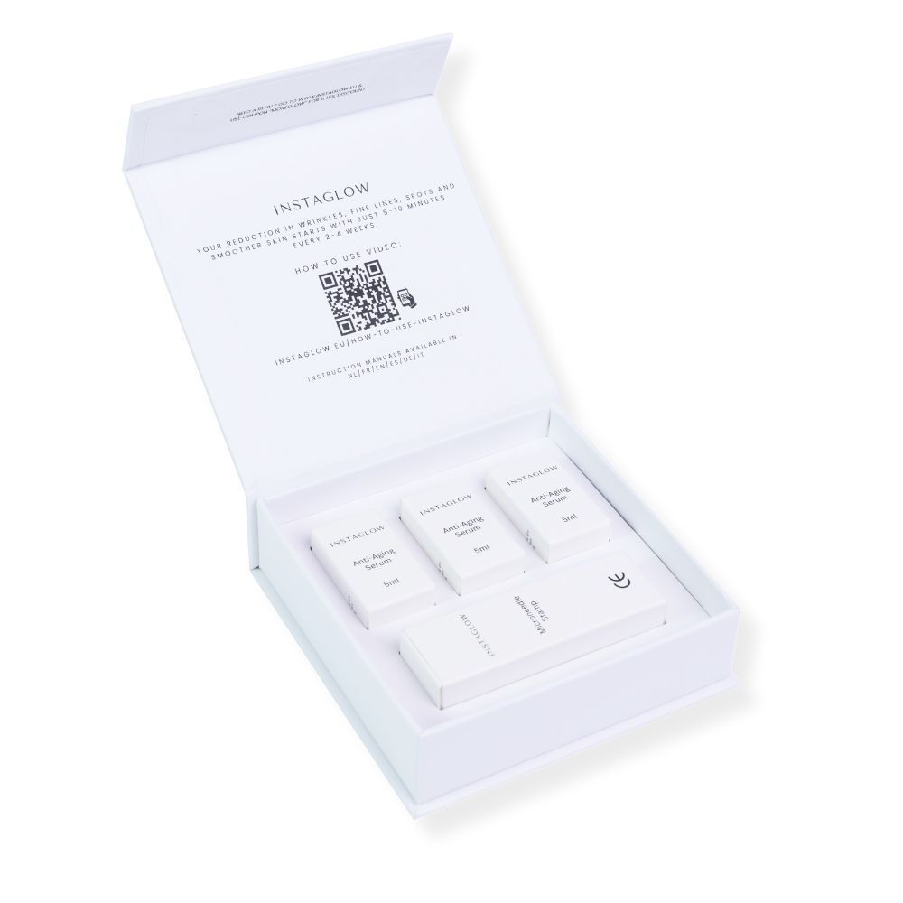 Boîte blanche ouverte avec produit Instaglow. Contient des sérums et un tampon microneedle. Code QR et instructions.