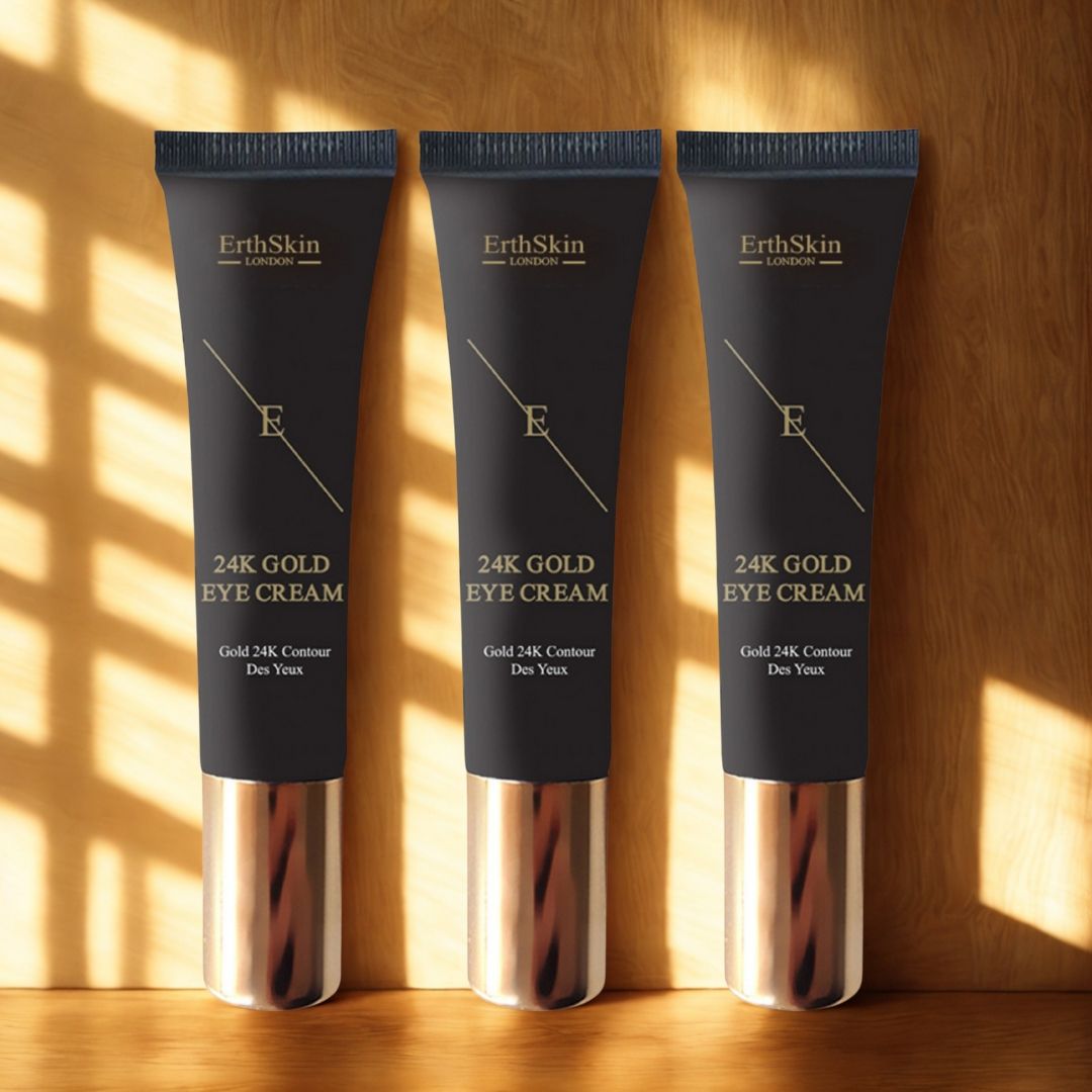 Drie tubes oogcrème met zwarte tubes en gouden doppen. Opschrift: ErthSkin London, 24K Gold Eye Cream.