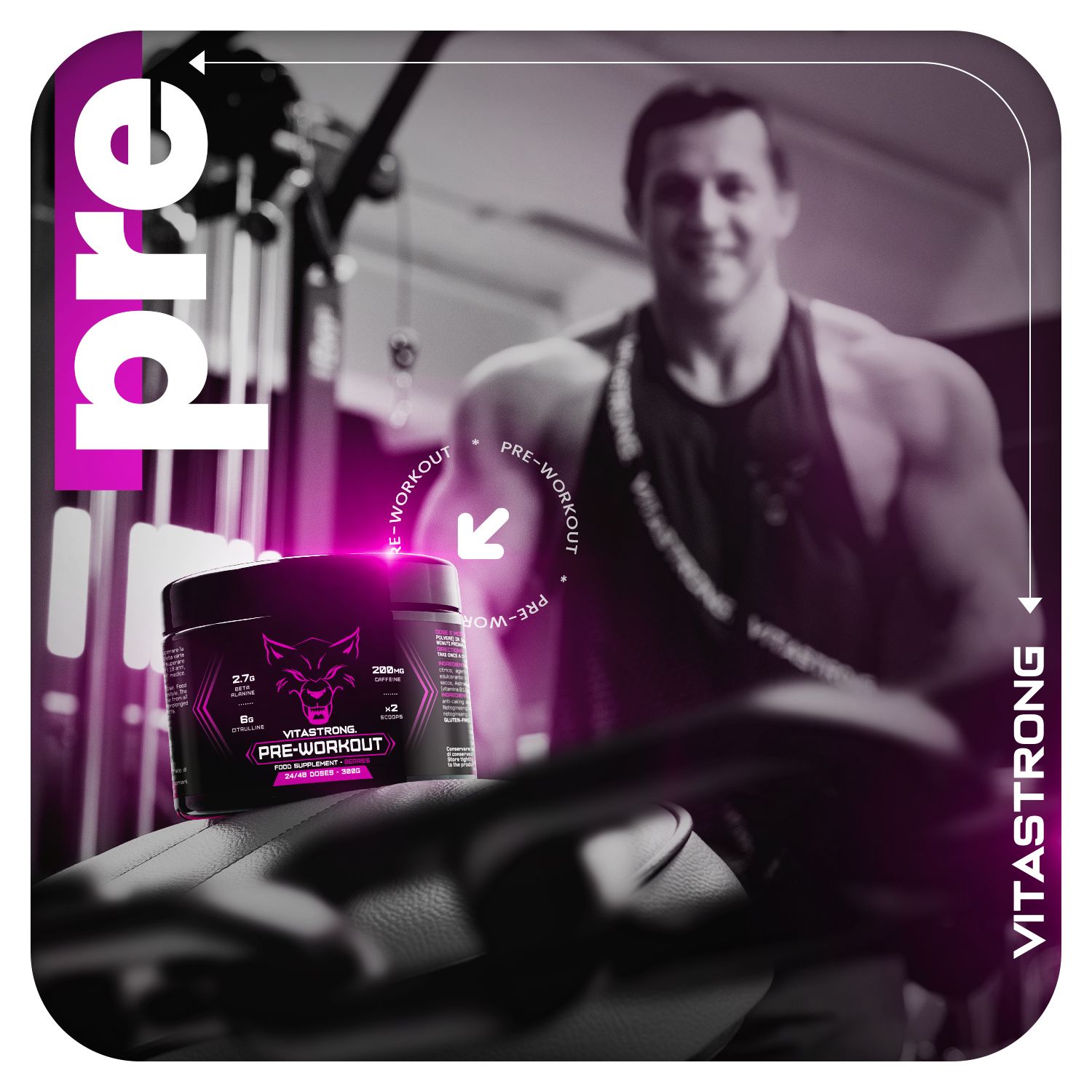 Man in sportschool met product. Opschrift: Vitastrong Pre-Workout. Zwarte pot. Roze achtergrond.