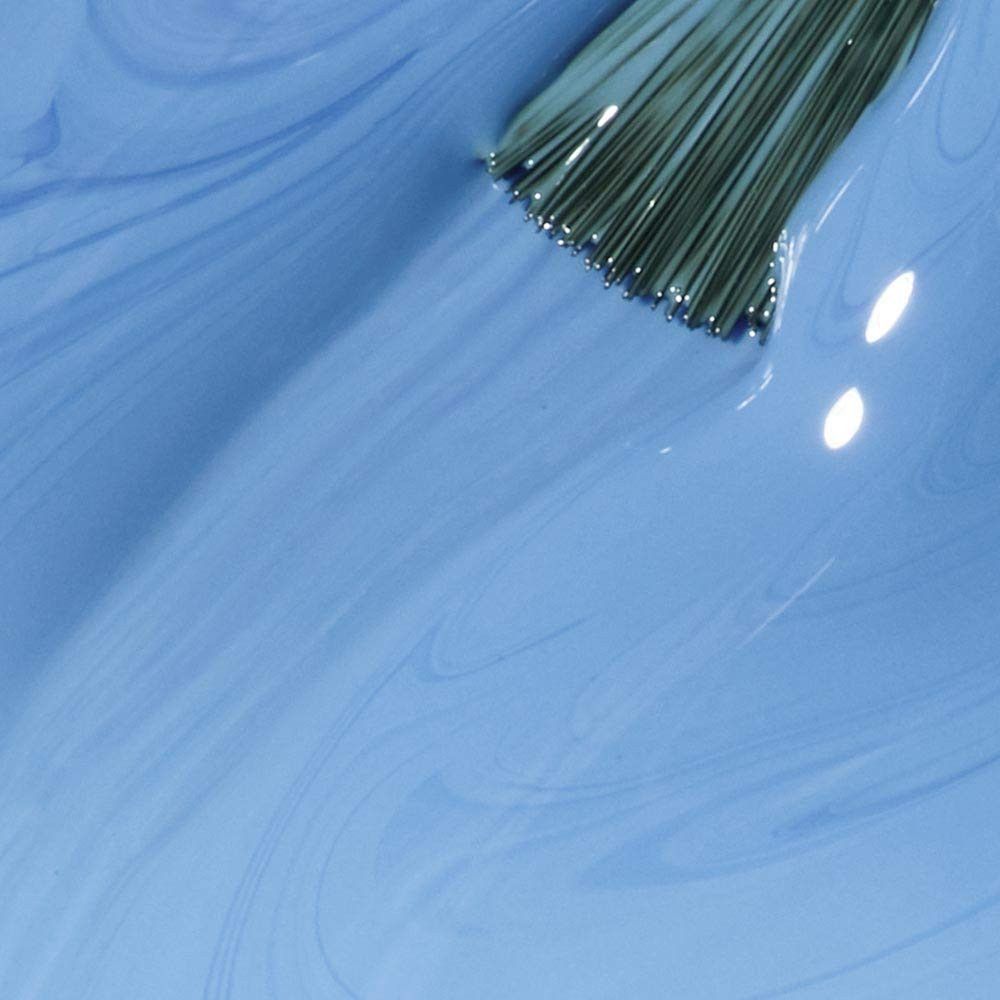 Lichtblauwe nagellak met penseel. De penseel raakt het oppervlak van de lak. Close-up.