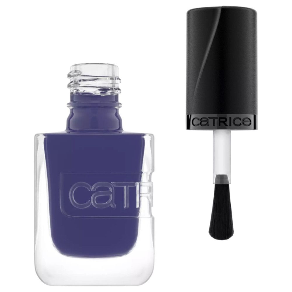 Flacon de vernis à ongles bleu ouvert. Bouchon noir avec pinceau à côté. Marque Catrice sur le flacon.